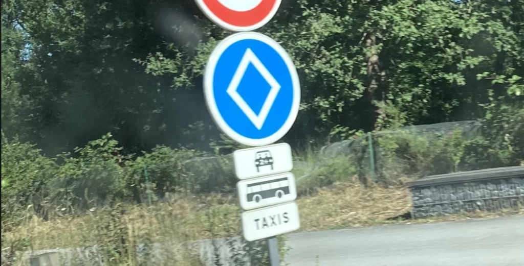 Dette skilt findes flere steder i Sydeuropa: De færreste ved, hvad det betyder