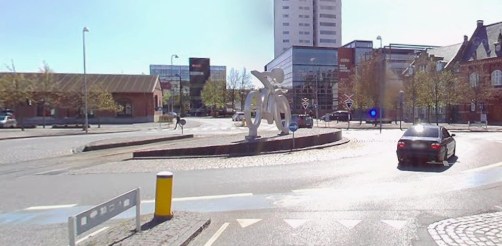 For mange bilister glemmer alvorlig regel i rundkørslerne: Bøden lyder på 2.000 kroner