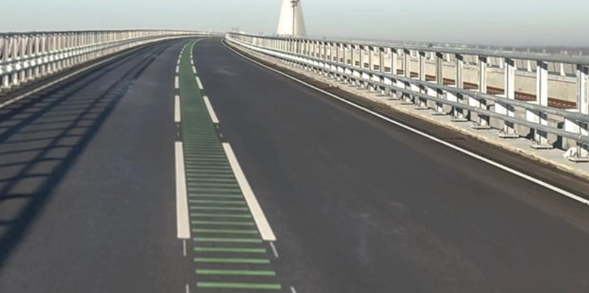 Nye grønne streger males på kørebanen: Det betyder de for bilisterne