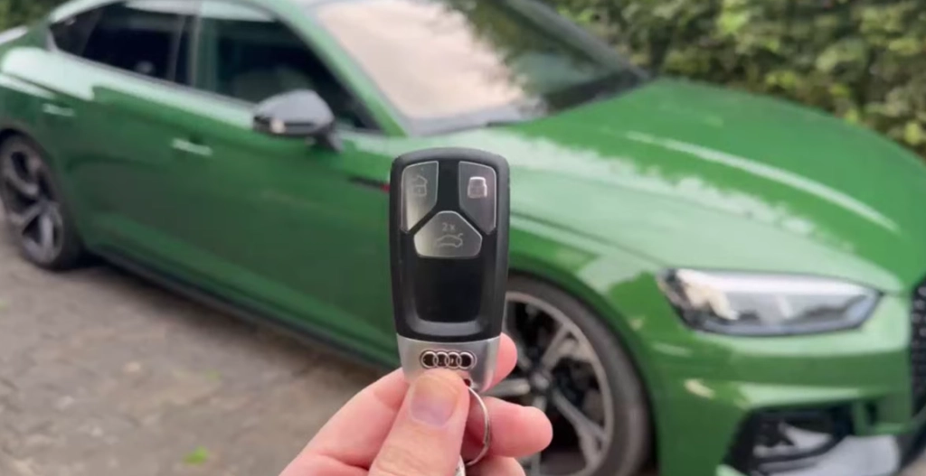 bilnøgle holdes op foran bil