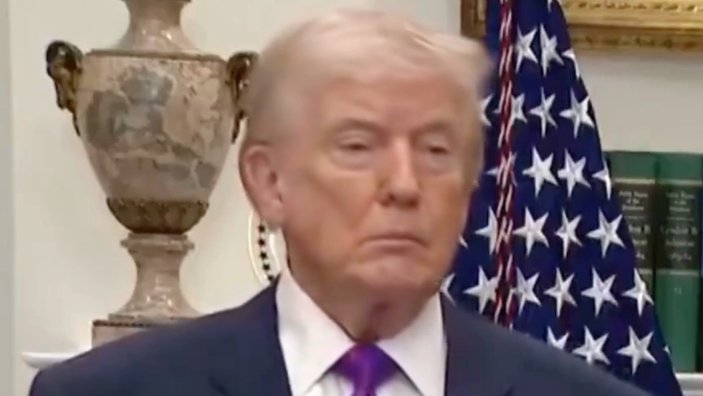 Se videon: Somnade Trump stående under direktsänd ceremoni?