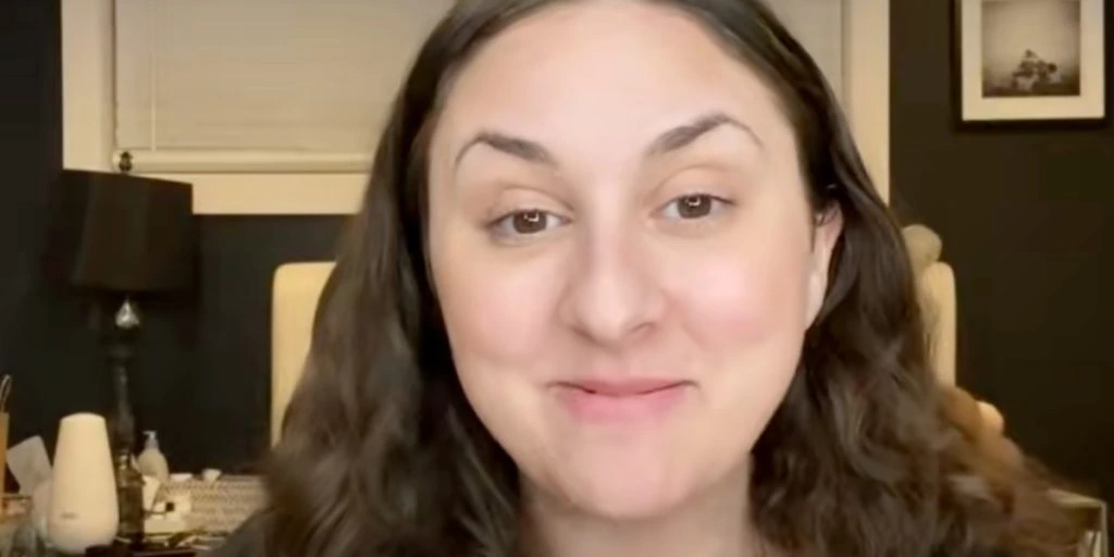 Chokeret kvinde fik konstateret mavekræft som 31-årig: Nu deler hun sine 3 symptomer