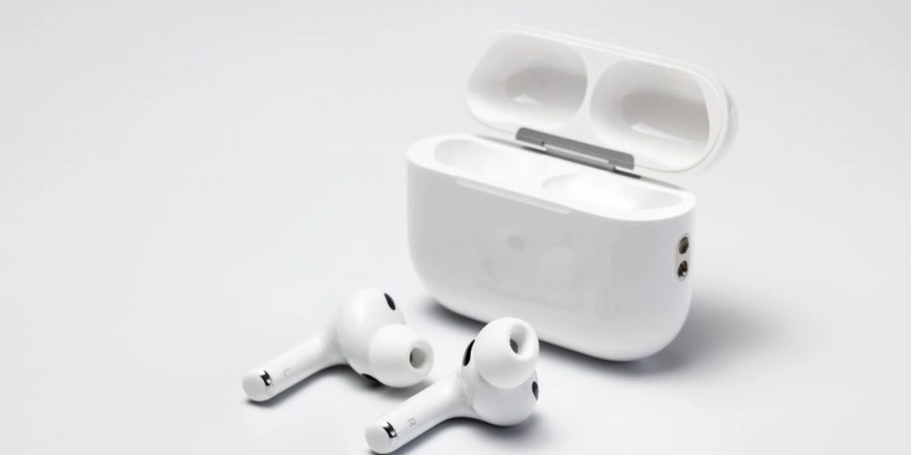 Har du nogensinde undret dig over, hvad de små huller på dit AirPods Pro-etui er til?