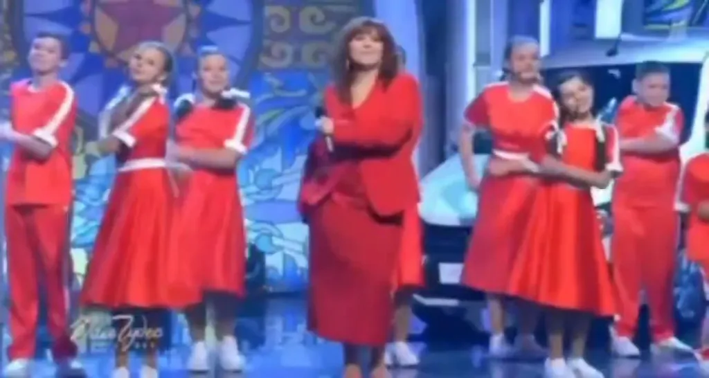 Russland feiert das „Leben ohne Internet“, während im Fernsehen ein bizarres „Kein-Internet“-Lied läuft