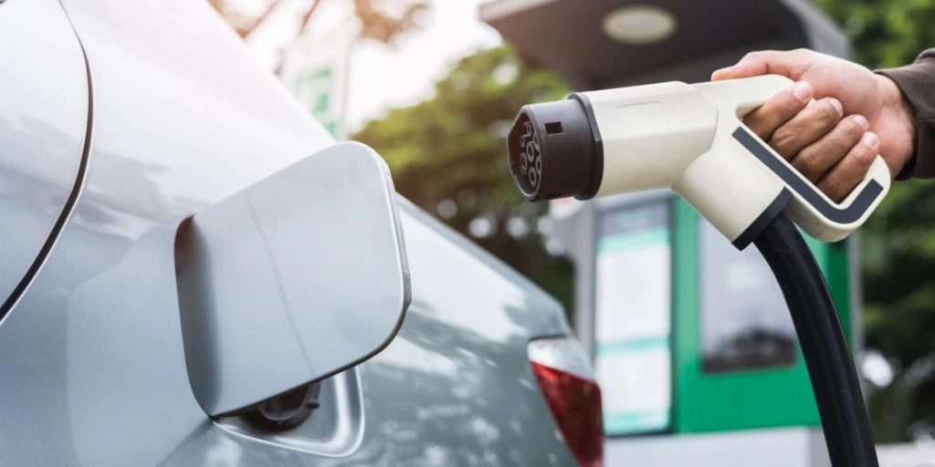 Stigende benzinpriser: hvad det betyder for elbiler