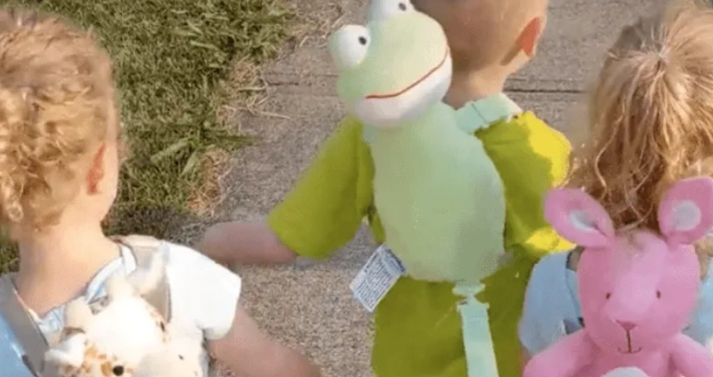 Far til femlinger hånes for at gå med børnene i snor: “De er mennesker, ikke hunde”