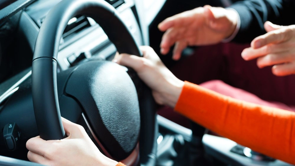 Mann besteht Führerscheinprüfung nach 139 Versuchen