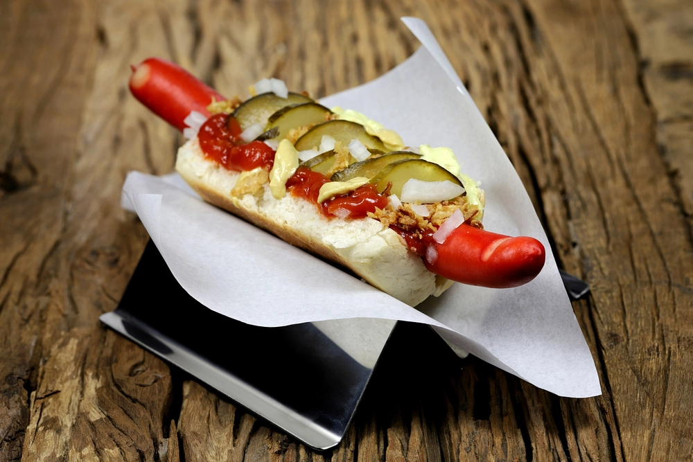 Pølsevognsejer bryder med normen: Bruger ikke handsker