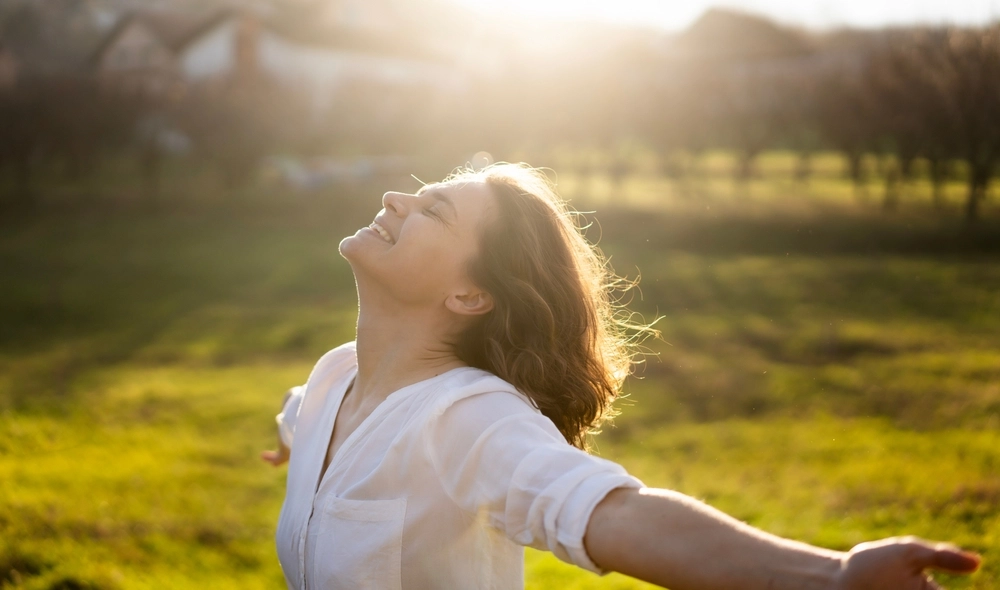 Kvinde i solskin på mark / Woman at a sunny field