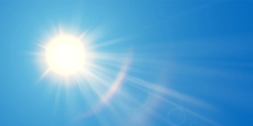 Solen skinner på blå himmel