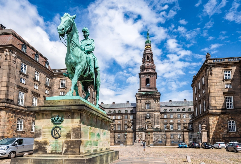 Toppolitiker stiller ultimatum: Ellers væltes regeringen