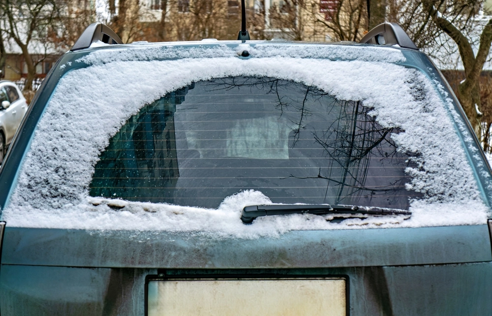 De fleste bilister aner det ikke: Bakruten i bilen skjuler en smart funksjon