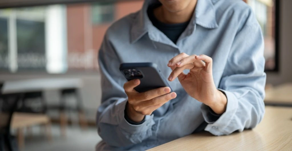 Det er ikke skærmtiden, der stresser dig mest: forskere peger på en overset vane