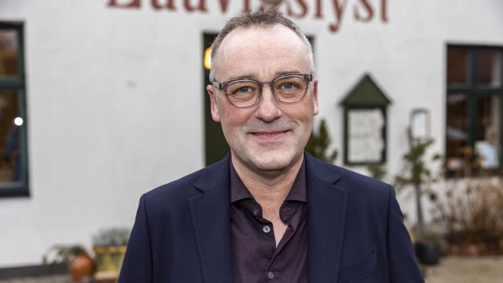 Peter Ingemann foran bygning