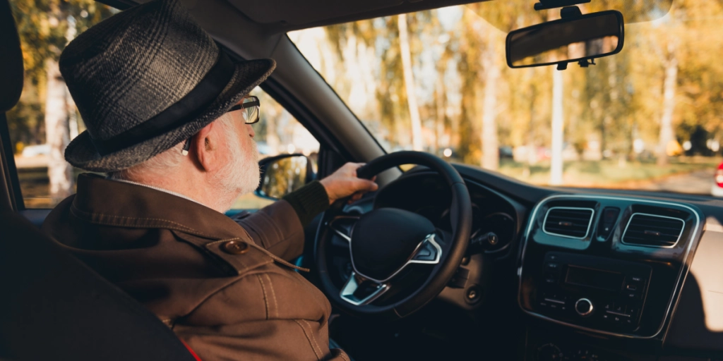 Nytt lagförslag väcker debatt: Personer över 75 ska förbjudas att köra bil