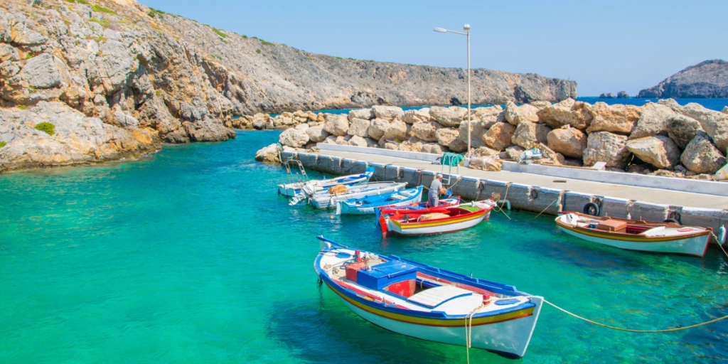 Grekiska paradisön söker nya invånare: Du får gratis boende, mat och 5500 kronor i månaden för att bo där