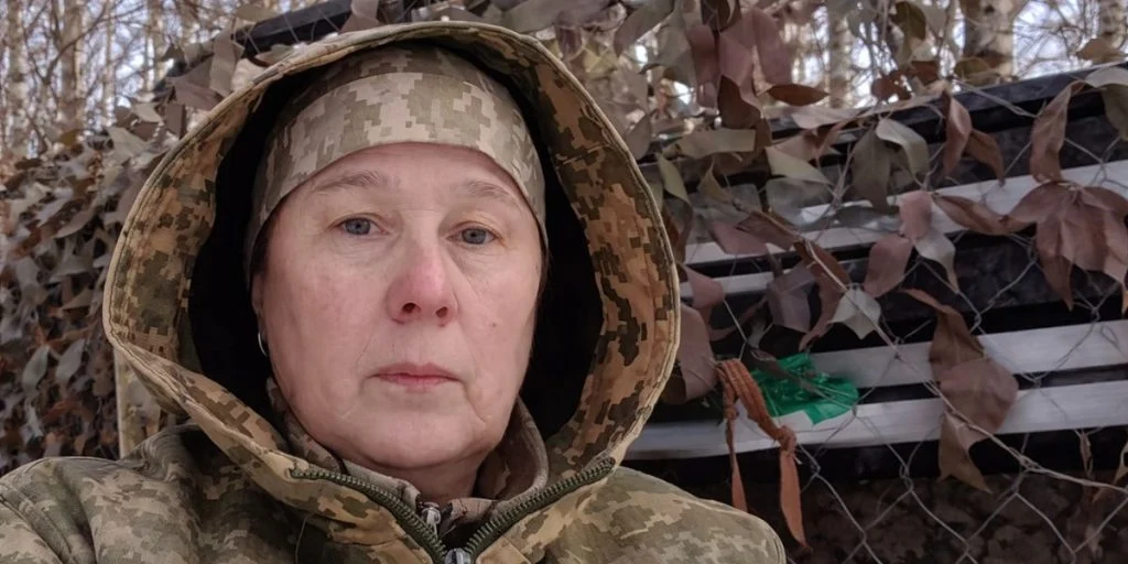 Eine 55-jährige Bikerin ist zur unwahrscheinlichsten Kriegsheldin der Ukraine geworden