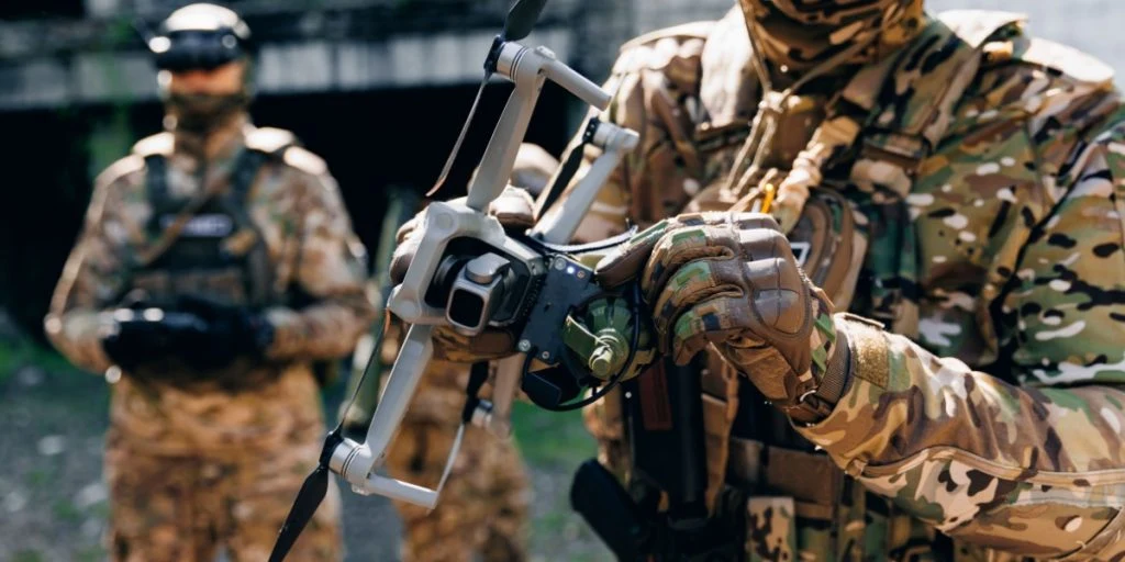 Dansk drone til 3.500 kr. kan bære sprængstof og flyve 170 km/t