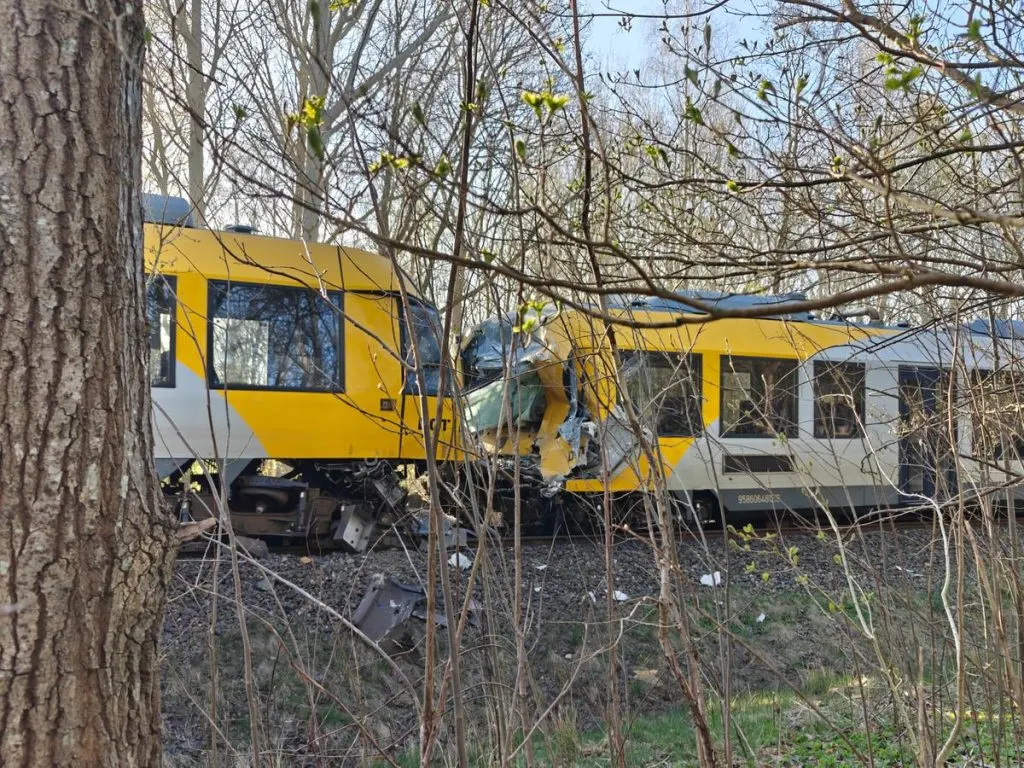 To tog er kørt frontalt sammen: Borgmester i mystisk melding om tilskadekomne