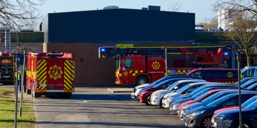 Elever og lærere evakueret fra skole: En person er kørt afsted med ambulance