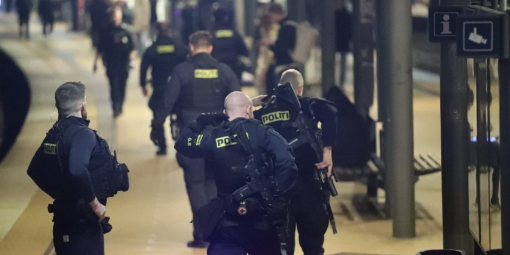 Træd tilbage: Tungt bevæbnet politi rykket ud