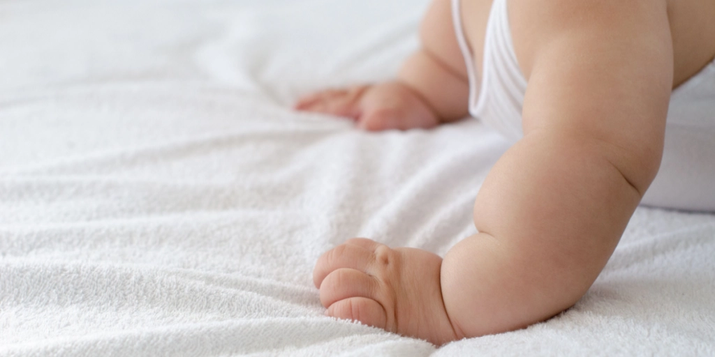 Mother blames “tummy time” after 7-month old died with internal bleeding and broken wrist