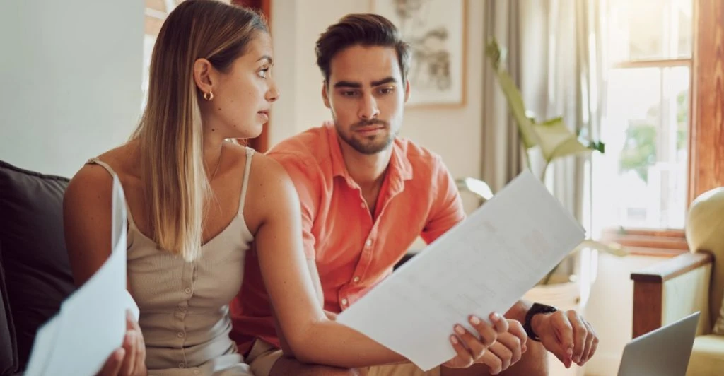 Couple, economy, par bråkar om ekonomi