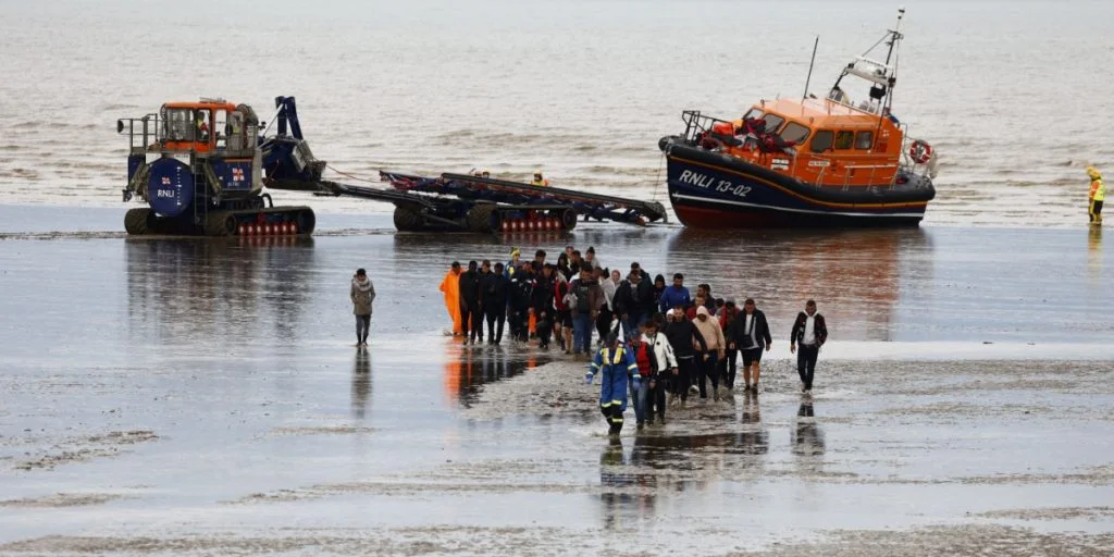 Migranten überqueren trotz verschärfter Maßnahmen weiterhin den Ärmelkanal