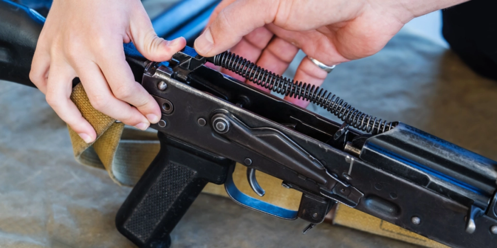 „Patriotische Erziehung“ in besetzter ukrainischer Stadt – Russland erteilt ukrainischen Schülern militärische Ausbildung