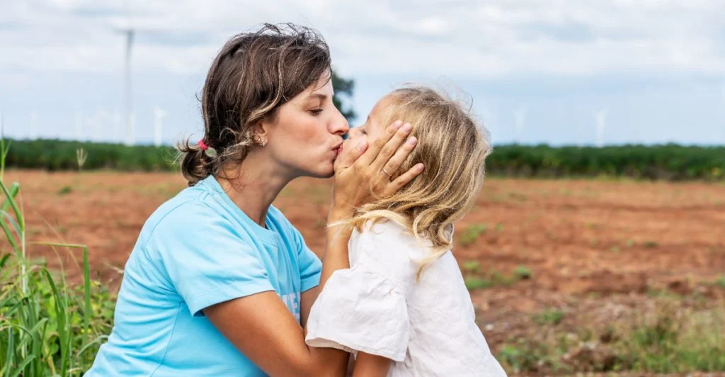 Mamma pussar sin dotter