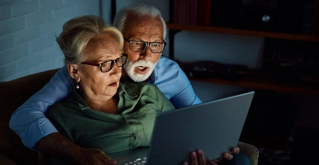 Par tittar med undran på datorn