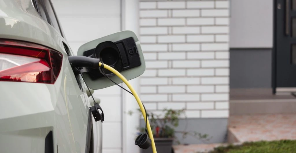 Elbil, charging electric car at home
