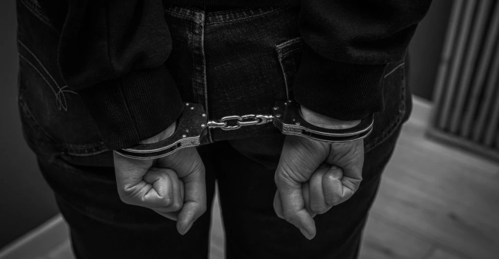 Kvinna i handfängsel