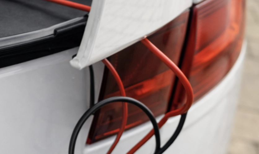 Om det lilla locket vid din bildörr plötsligt står öppet då bör du reagera direkt