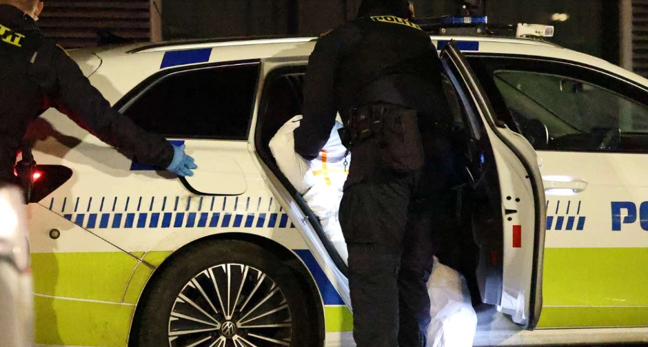 Politiet undersøger mistænkeligt forhold: Mand ført væk iført hvid dragt