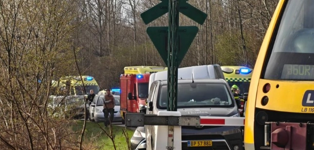 To tog er kørt frontalt sammen i alvorlig ulykke: Fire personer i kritisk tilstand