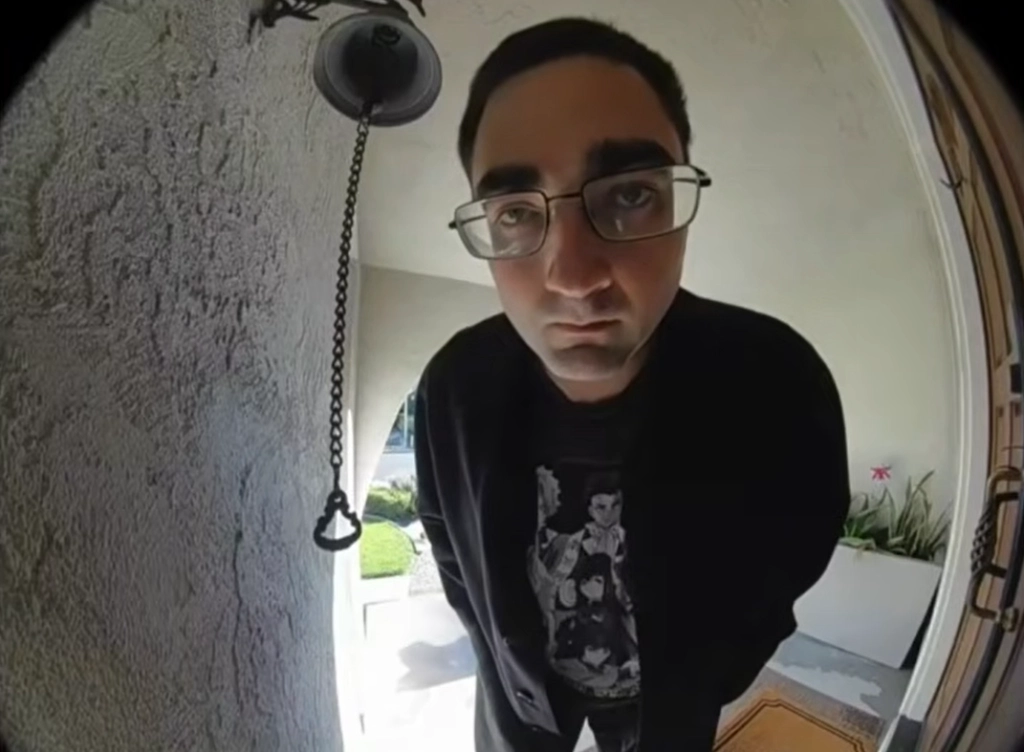 En uventet gæst ved hoveddøren tager en dramatisk drejning: Nu vækker sagen alvorlig bekymring om børns online sikkerhed