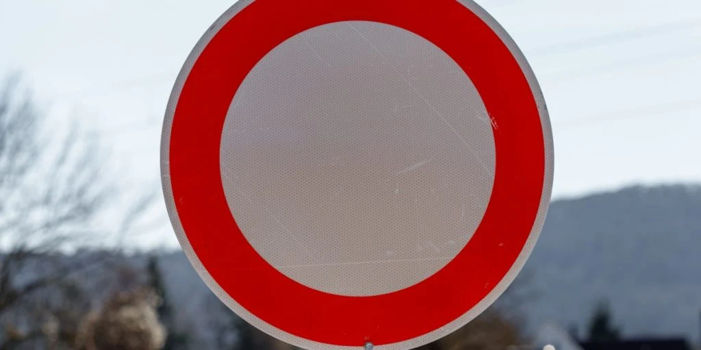 Vejskilt rød og hvid