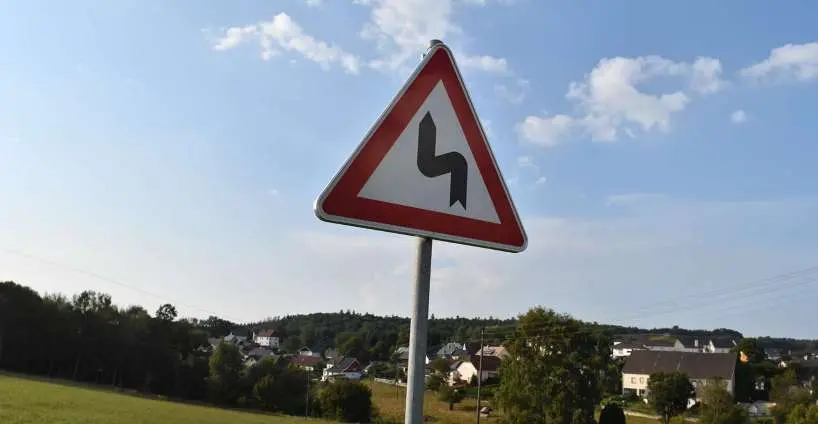 Vejskilt, der advarer mod skarpe sving.