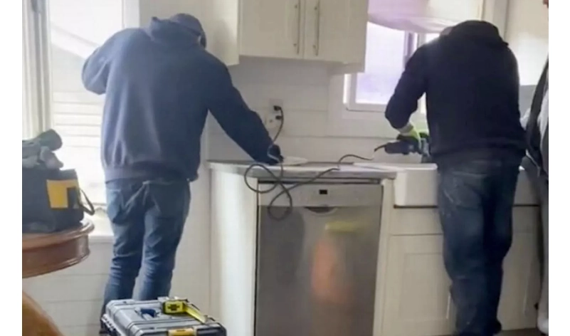 “I er gået forkert”: Kvinder kommer hjem til ubudne håndværkere