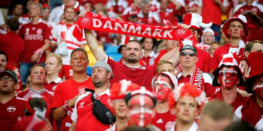 danske håndbold eller fodbold fans til kamp