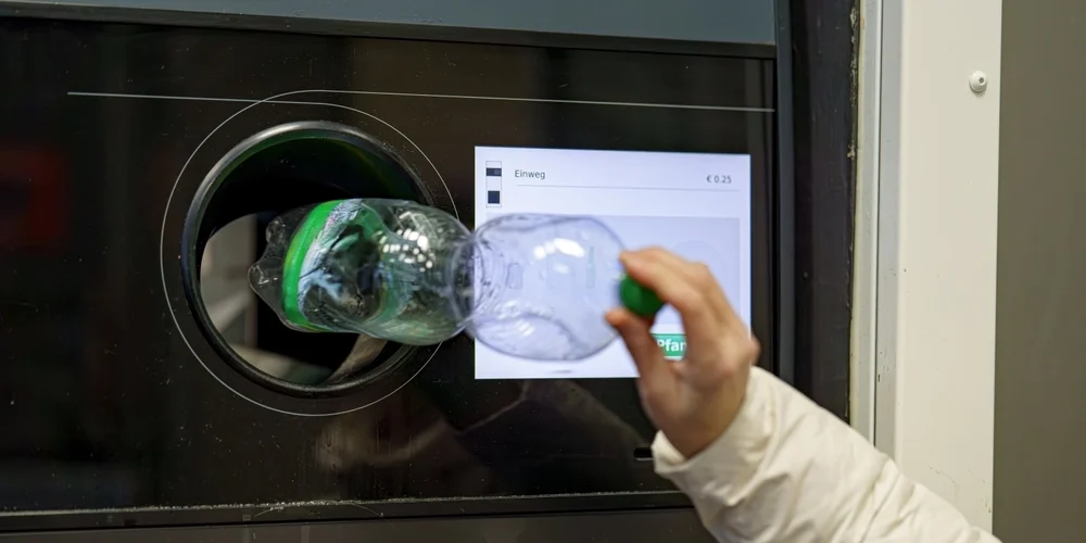 Først var det fastgjorte skruelåg: Nu er ny ændring på vej mod plastflasker