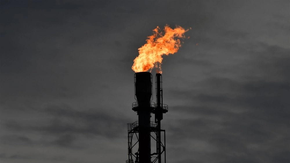 Midt i forsyningskrise: Nu står kæmpe olieraffinaderi i flammer