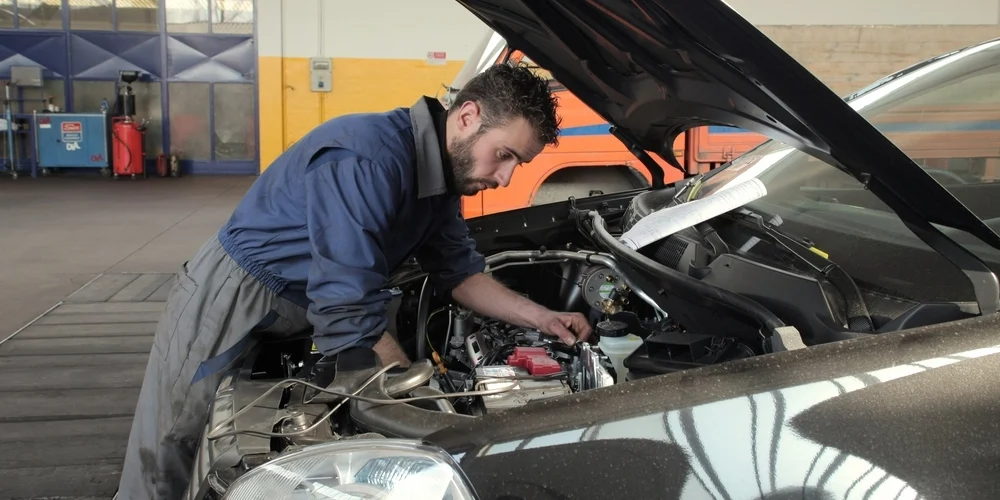 mekaniker reparerer bil