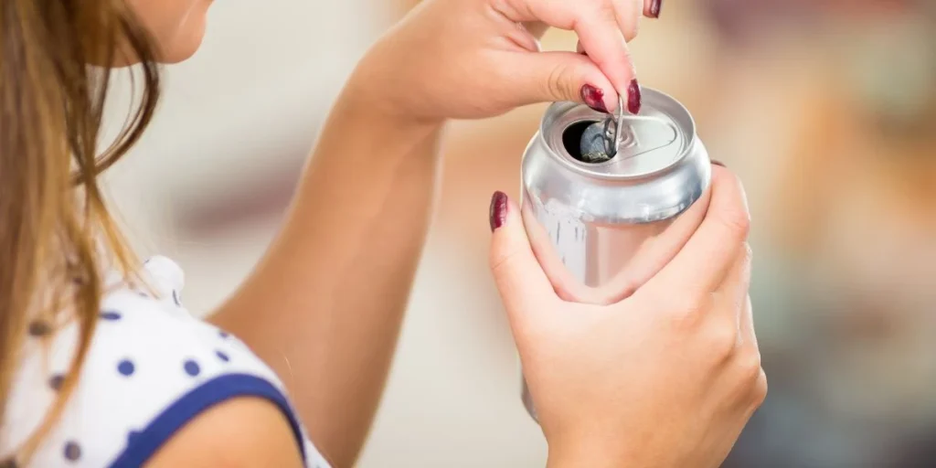 woman opening soda can energi drink kvinde åbner sodavand energidrik