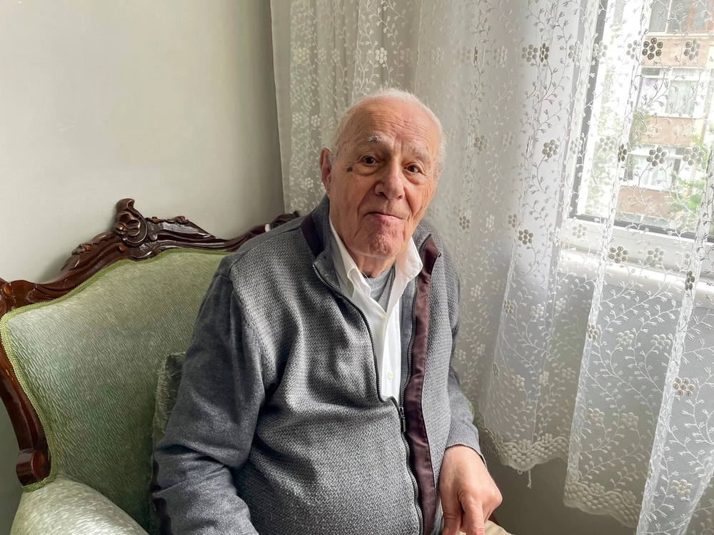 Ungt par lejer drømmehjemmet: Da de flytter ind, finder de en 99-årig mand boende i huset