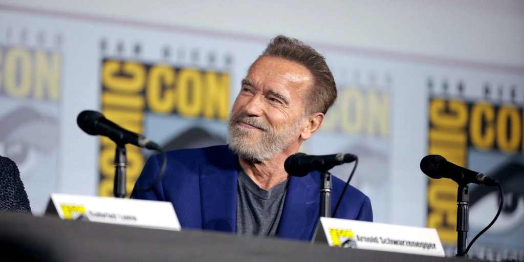 Se billedet: Schwarzenegger deler øretæver ud som julemand i kommende action-basker