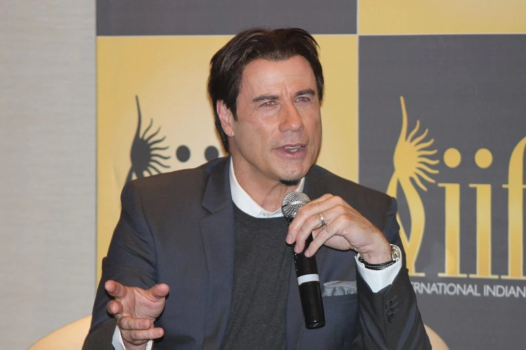 John Travolta hyldes i Cannes efter overraskende comeback som instruktør