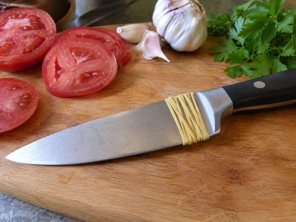 Derfor bør du vikle en elastik om din kniv, når du bruger den