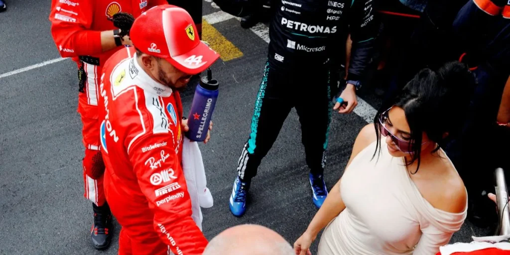 Kim Kardashian mødt af kritik: Lewis Hamilton forsvarer hende